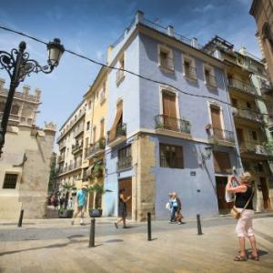 13. Casa de Jaume Roig, al carrer de Cordellats, just darrere la Llotja dels mercaders, un dels edificis més fastuosos de la València del s. XV